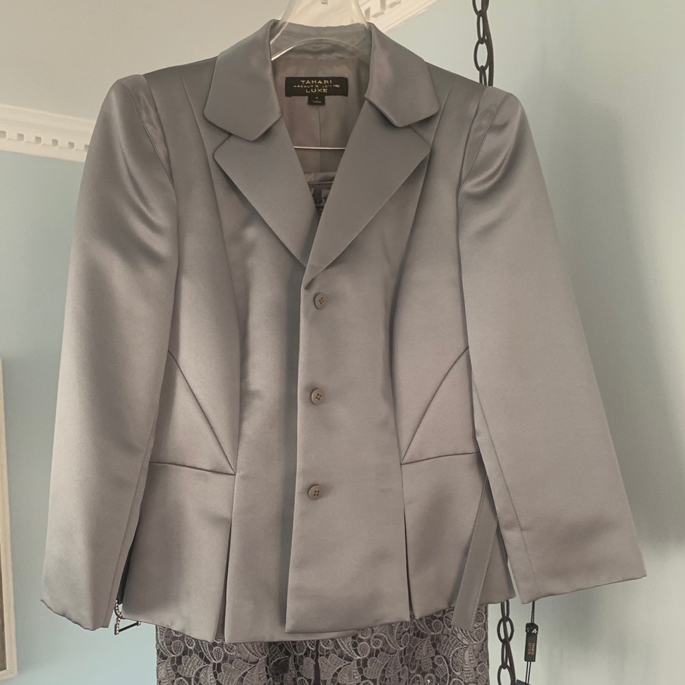 Brand new Tahari Arthur S.Levine women’s suit